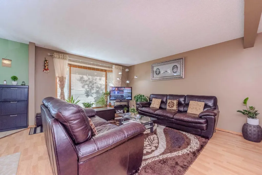78 Queen Anne Close SE Calgary AB T2J 6E5