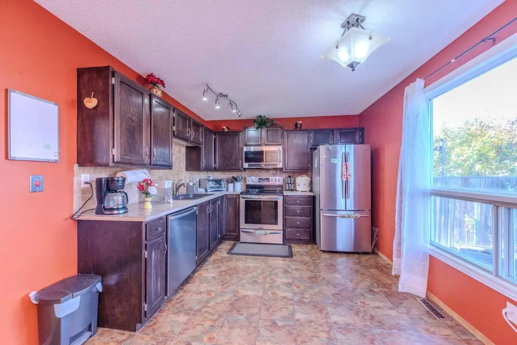 78 Queen Anne Close SE Calgary AB T2J 6E5