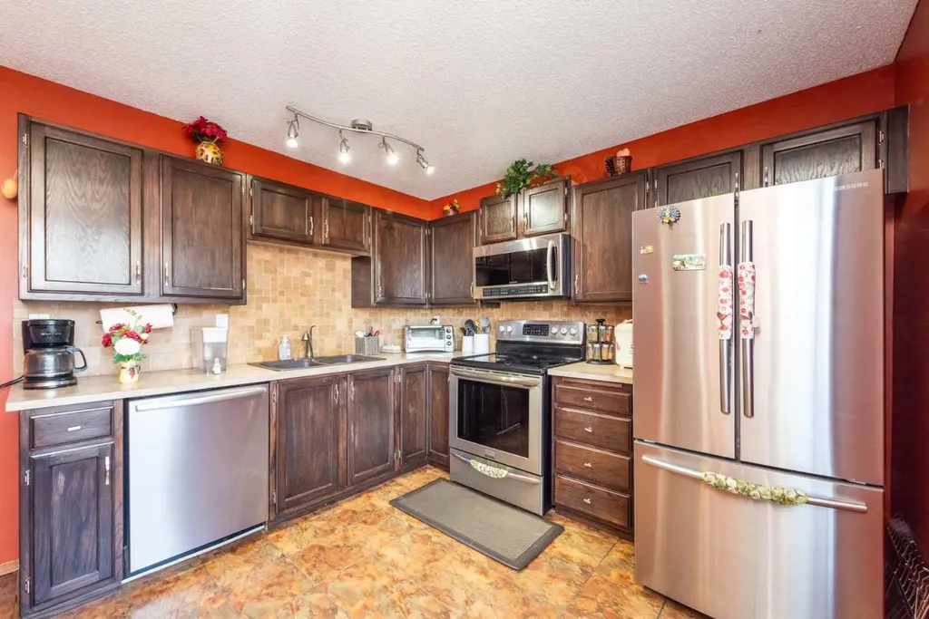 78 Queen Anne Close SE Calgary AB T2J 6E5
