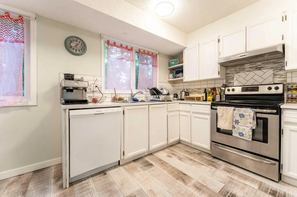 332 Deer Run Crescent SE Calgary AB T2J 5N5