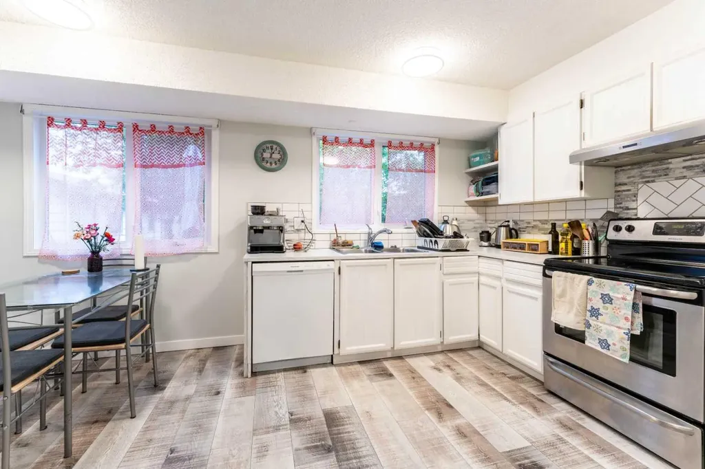 332 Deer Run Crescent SE Calgary AB T2J 5N5