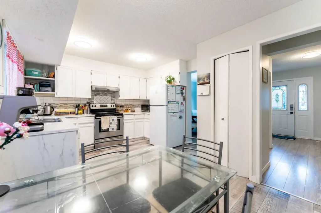 332 Deer Run Crescent SE Calgary AB T2J 5N5