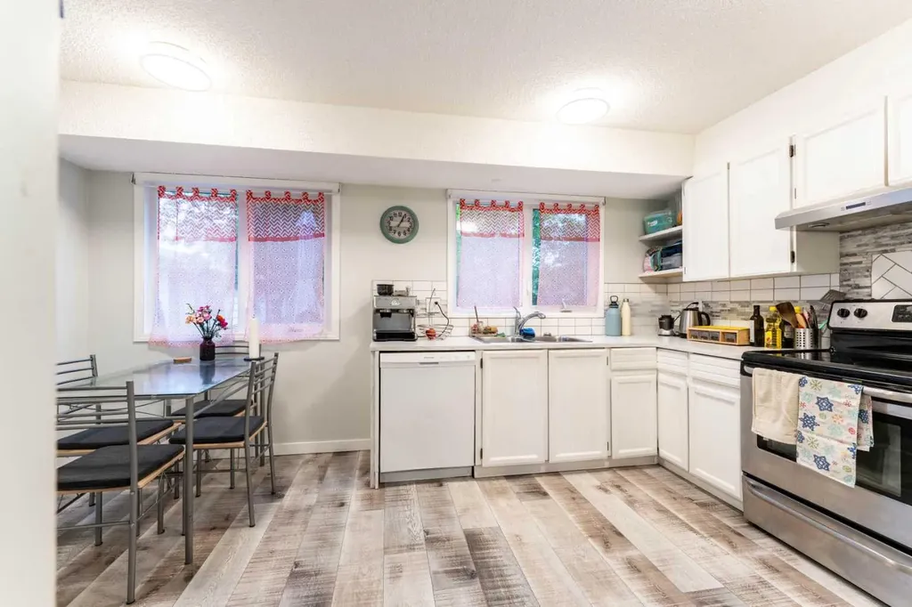 332 Deer Run Crescent SE Calgary AB T2J 5N5