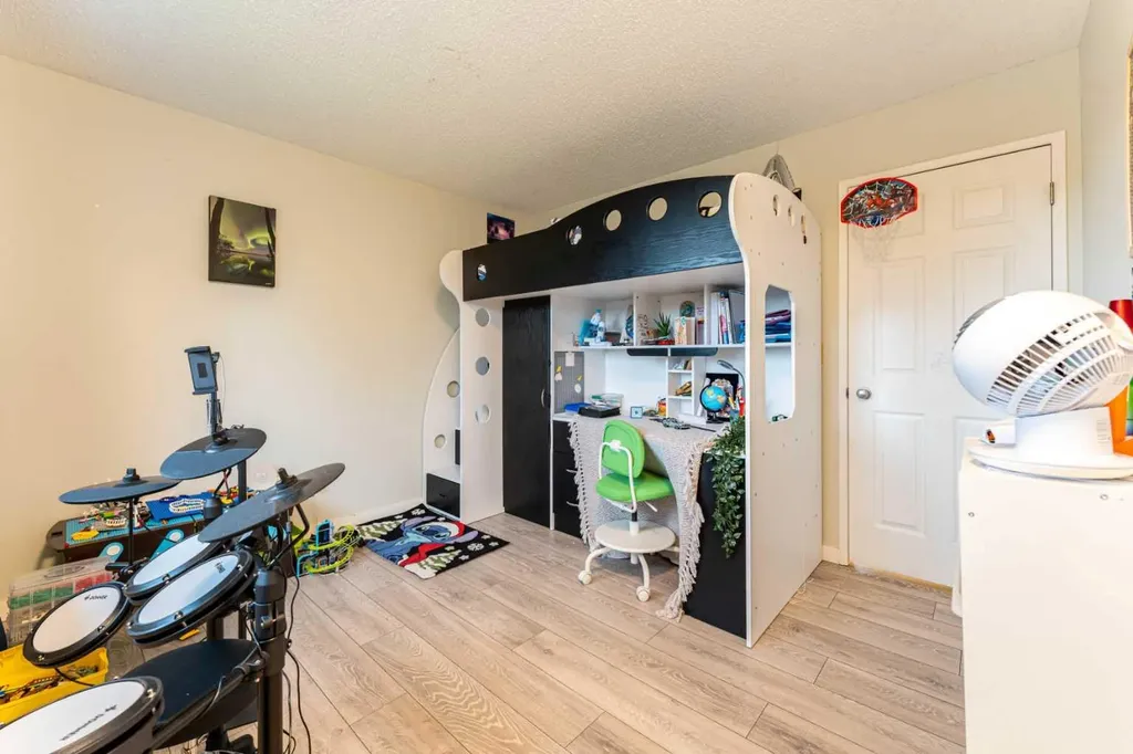 332 Deer Run Crescent SE Calgary AB T2J 5N5