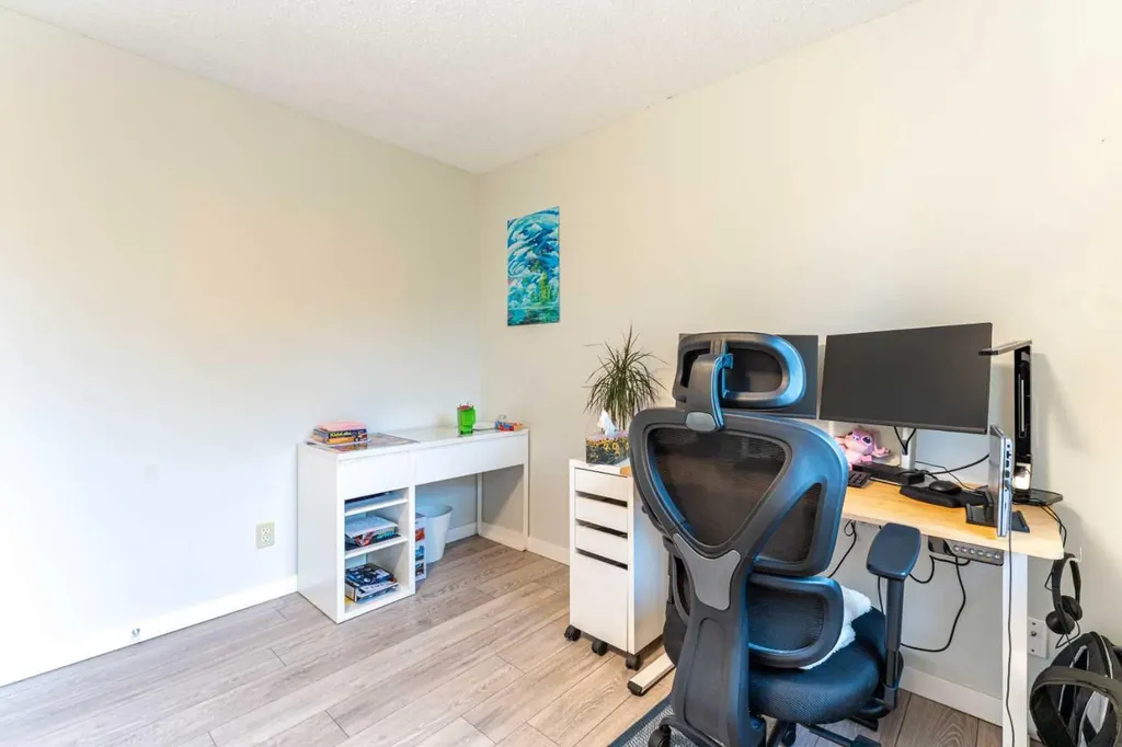 332 Deer Run Crescent SE Calgary AB T2J 5N5