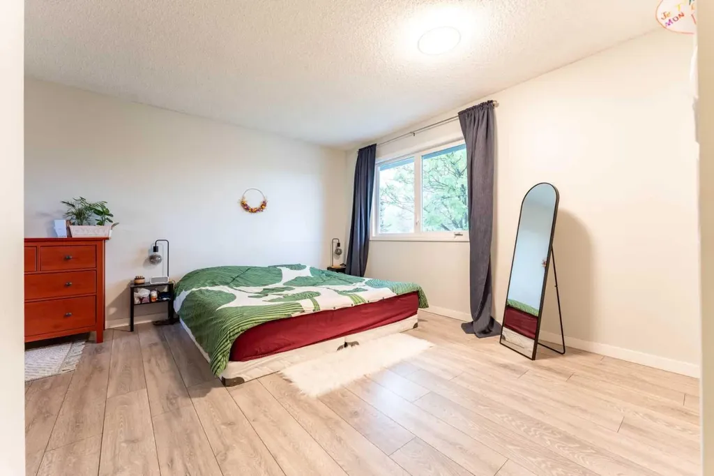 332 Deer Run Crescent SE Calgary AB T2J 5N5