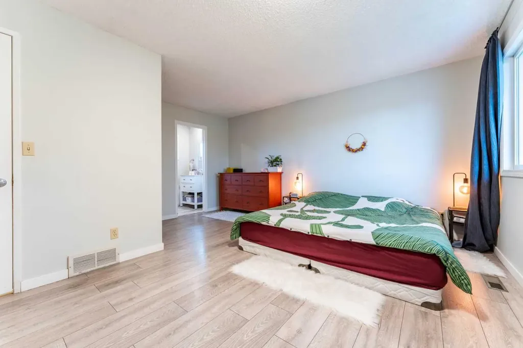 332 Deer Run Crescent SE Calgary AB T2J 5N5