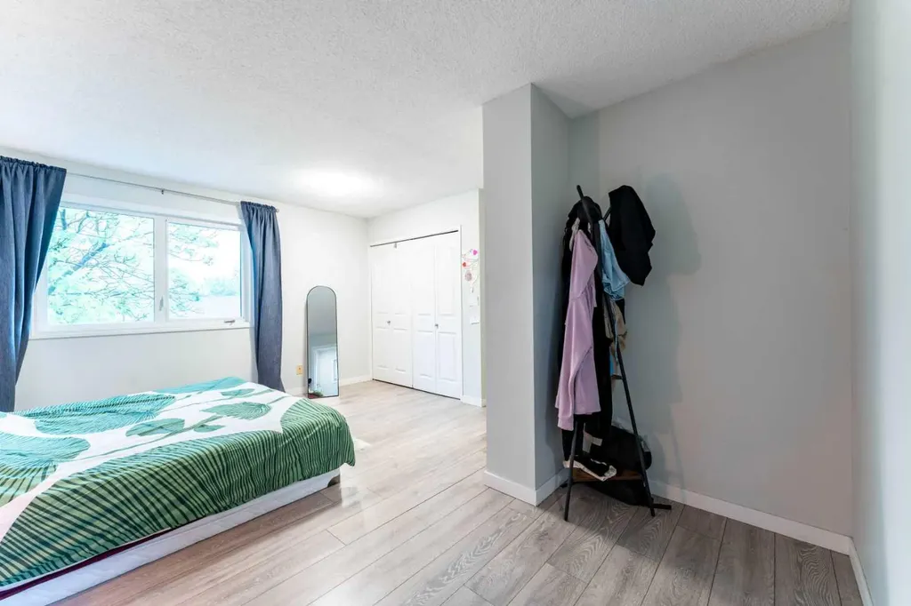 332 Deer Run Crescent SE Calgary AB T2J 5N5