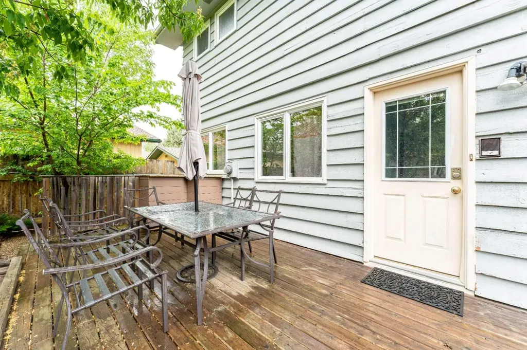 332 Deer Run Crescent SE Calgary AB T2J 5N5