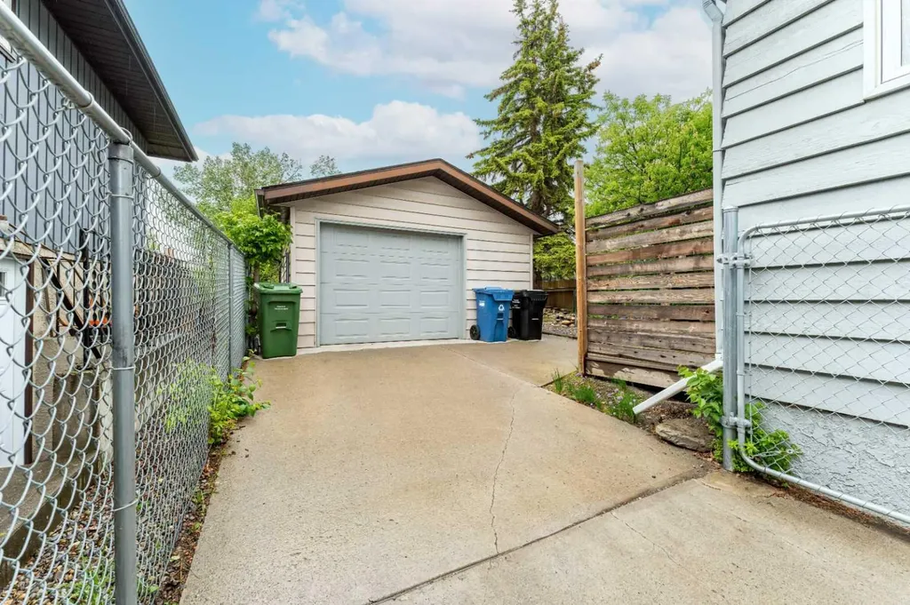 332 Deer Run Crescent SE Calgary AB T2J 5N5