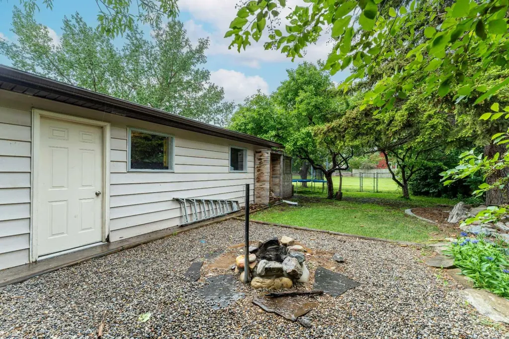 332 Deer Run Crescent SE Calgary AB T2J 5N5