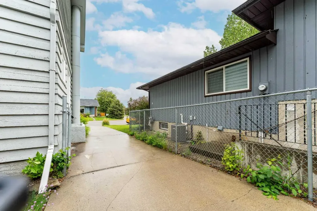 332 Deer Run Crescent SE Calgary AB T2J 5N5