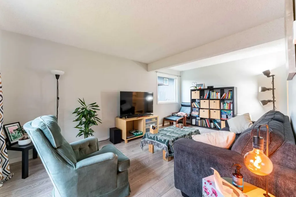 332 Deer Run Crescent SE Calgary AB T2J 5N5