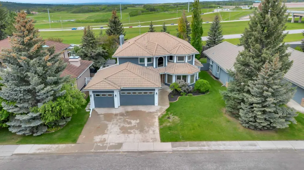 52 Woodpath Terrace SW Calgary AB T2W 5Z7