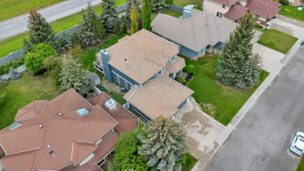 52 Woodpath Terrace SW Calgary AB T2W 5Z7