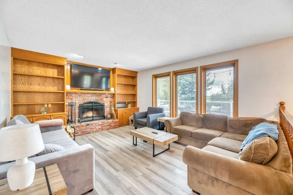 52 Woodpath Terrace SW Calgary AB T2W 5Z7