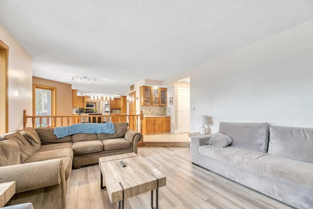 52 Woodpath Terrace SW Calgary AB T2W 5Z7