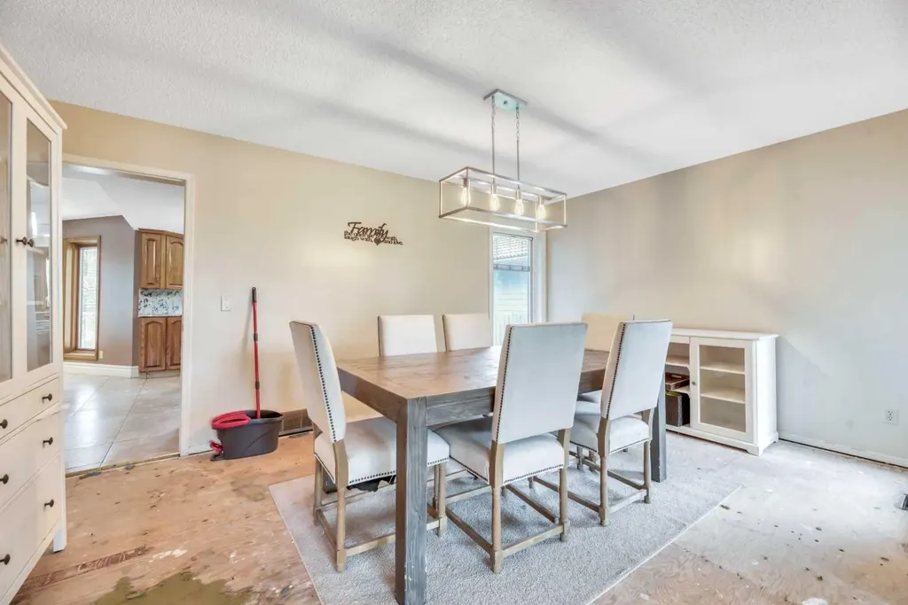 52 Woodpath Terrace SW Calgary AB T2W 5Z7