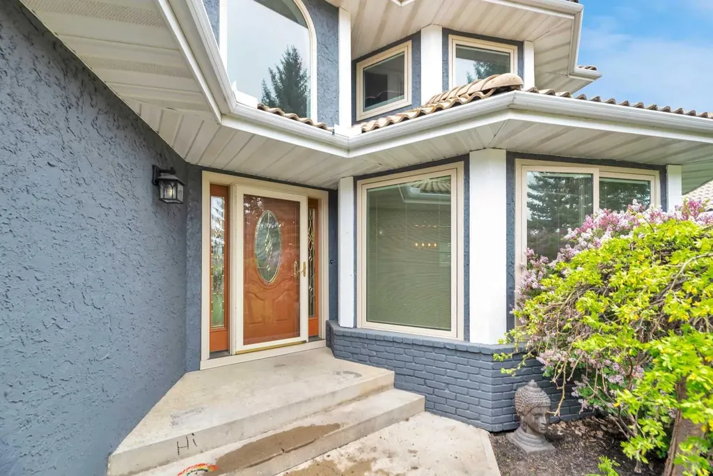 52 Woodpath Terrace SW Calgary AB T2W 5Z7