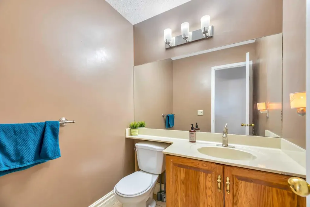 52 Woodpath Terrace SW Calgary AB T2W 5Z7