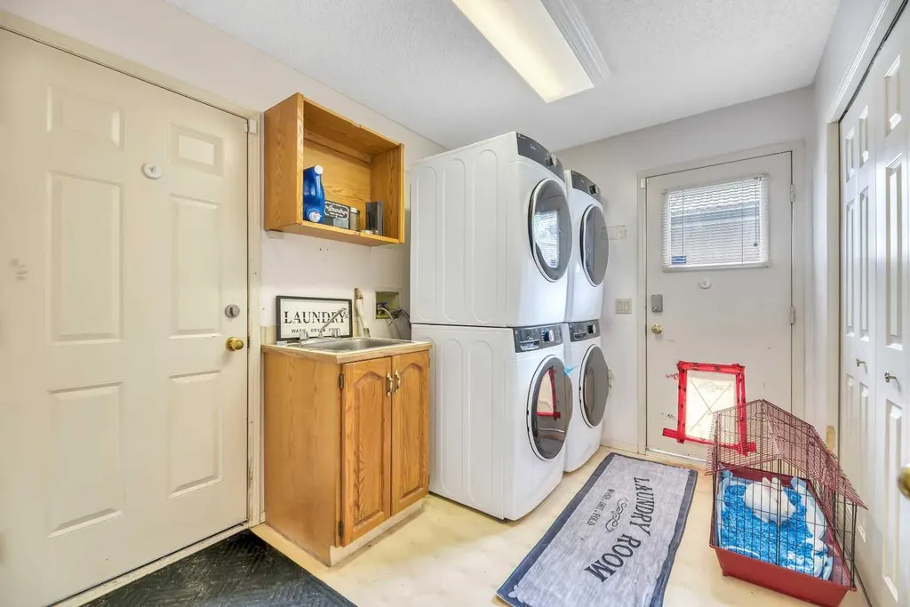 52 Woodpath Terrace SW Calgary AB T2W 5Z7