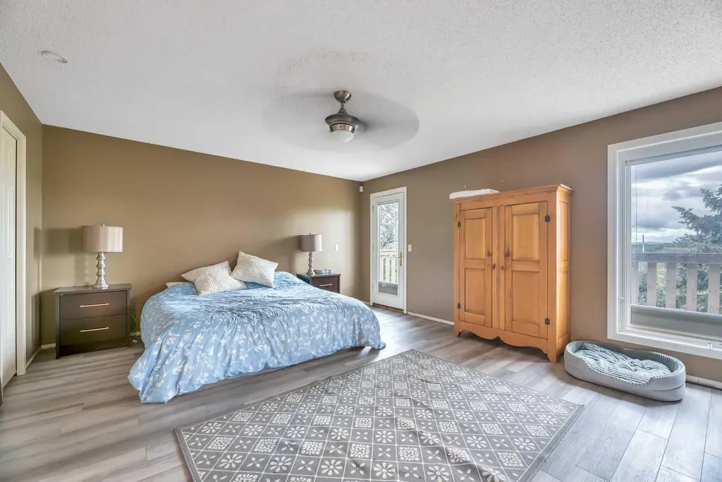 52 Woodpath Terrace SW Calgary AB T2W 5Z7