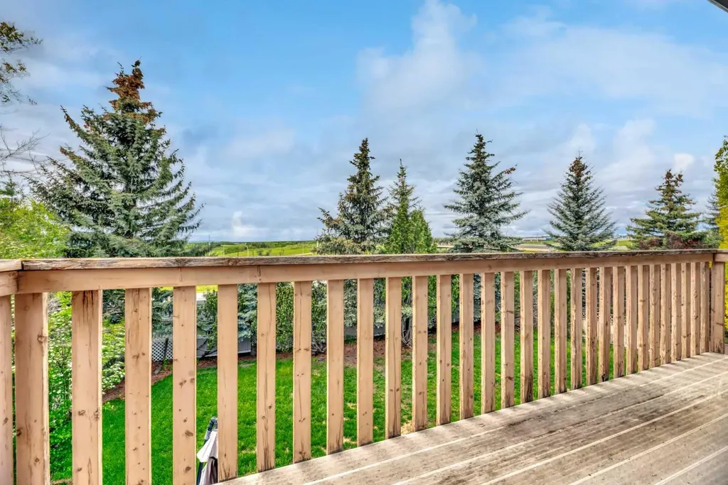 52 Woodpath Terrace SW Calgary AB T2W 5Z7