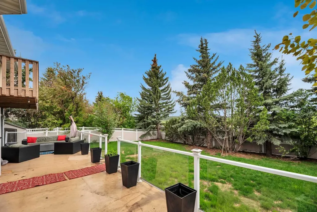 52 Woodpath Terrace SW Calgary AB T2W 5Z7