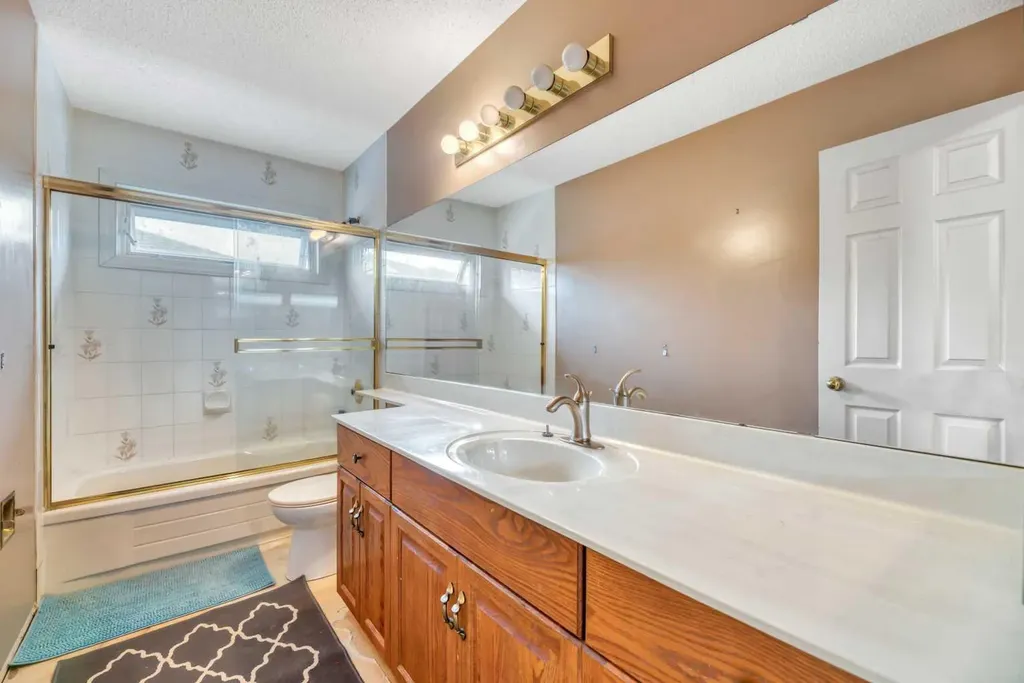 52 Woodpath Terrace SW Calgary AB T2W 5Z7