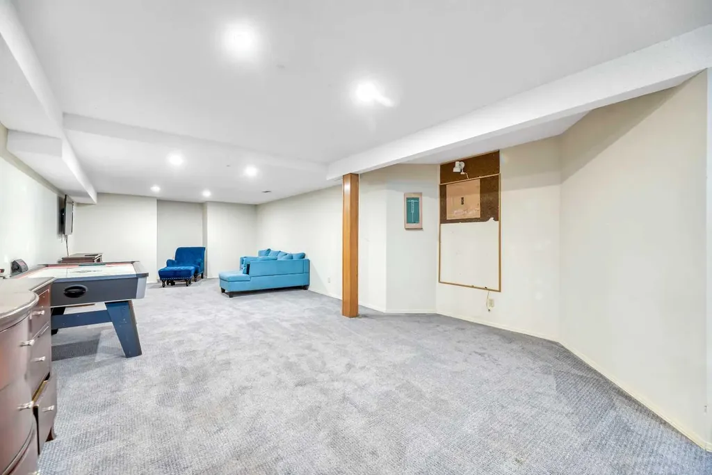 52 Woodpath Terrace SW Calgary AB T2W 5Z7