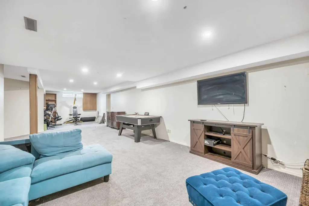 52 Woodpath Terrace SW Calgary AB T2W 5Z7