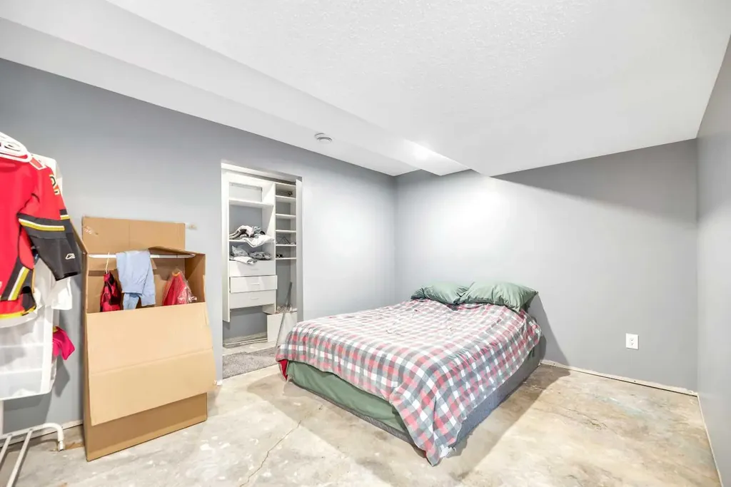 52 Woodpath Terrace SW Calgary AB T2W 5Z7