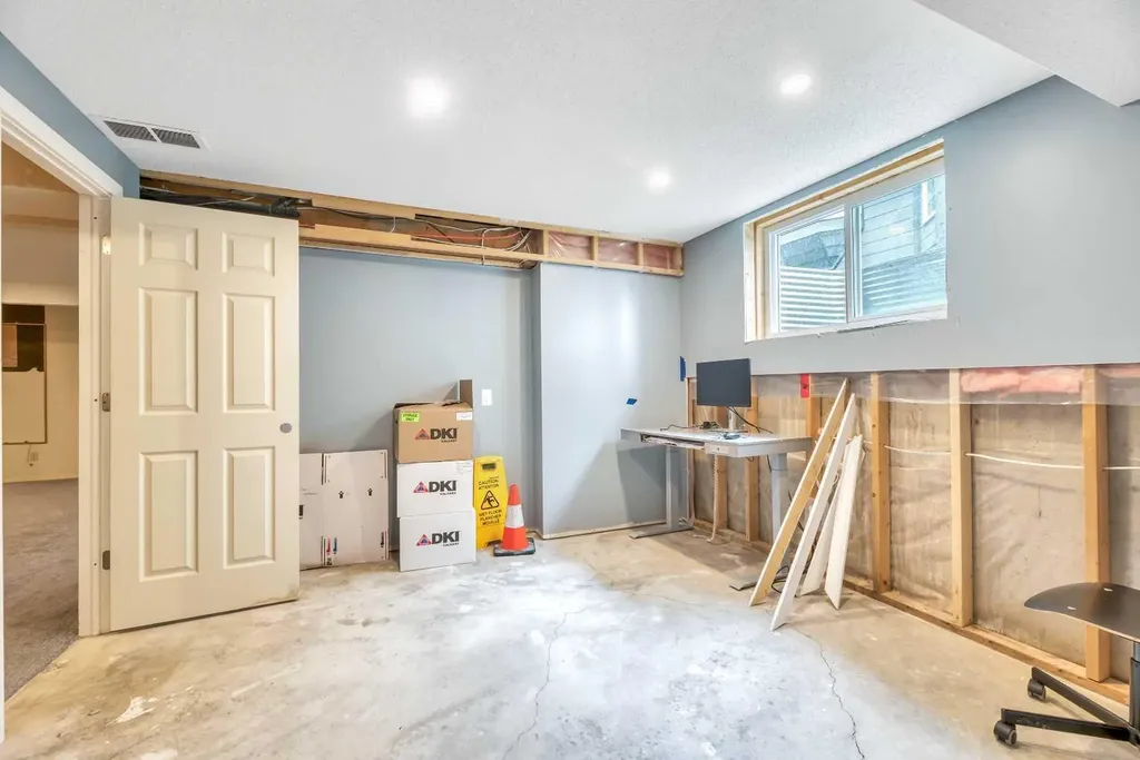 52 Woodpath Terrace SW Calgary AB T2W 5Z7