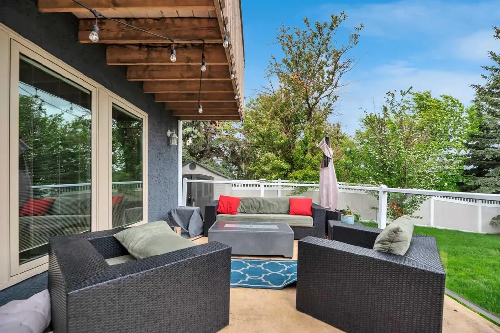 52 Woodpath Terrace SW Calgary AB T2W 5Z7