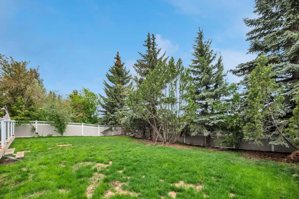 52 Woodpath Terrace SW Calgary AB T2W 5Z7
