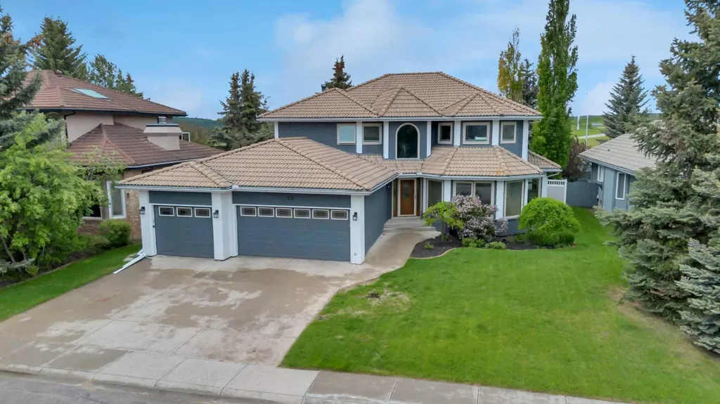 52 Woodpath Terrace SW Calgary AB T2W 5Z7