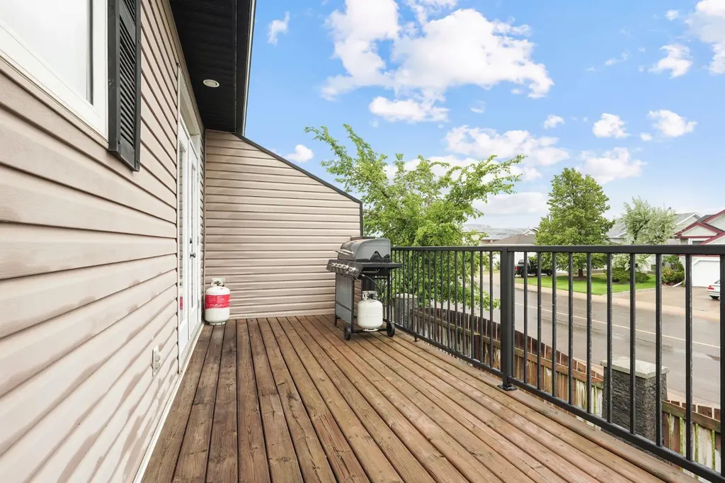 762 Heritage Boulevard W Lethbridge AB T1K 0W1