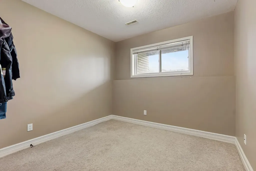 762 Heritage Boulevard W Lethbridge AB T1K 0W1