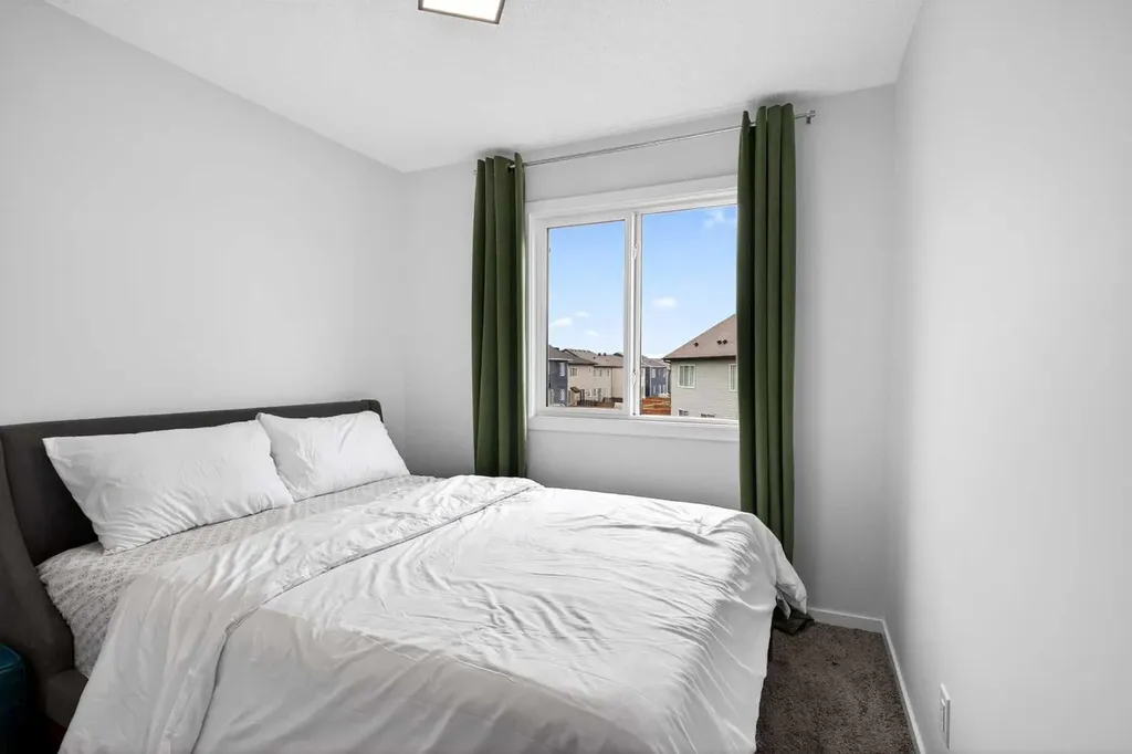 1076 Southwinds Green SW Airdrie AB T4B5S3