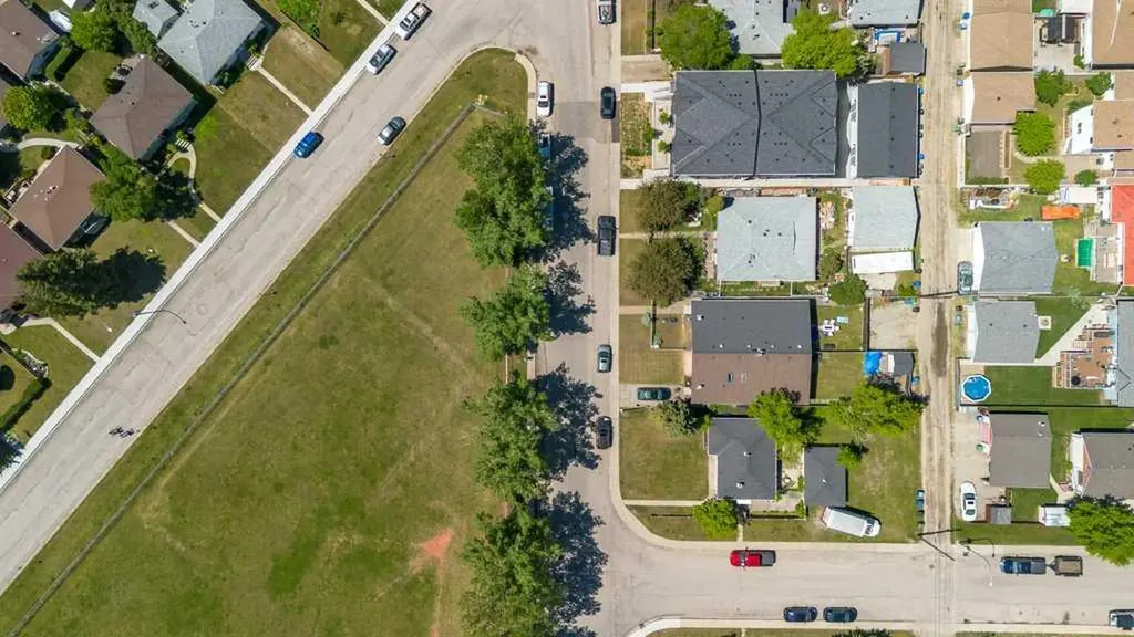 8812 46 Avenue NW Calgary AB T3B 1Y8