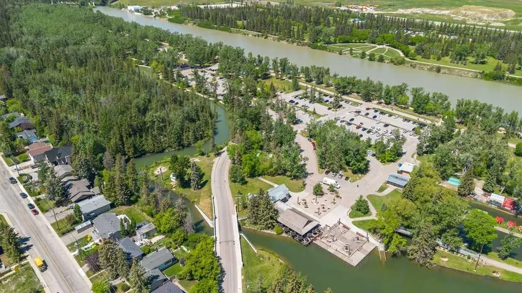 8812 46 Avenue NW Calgary AB T3B 1Y8