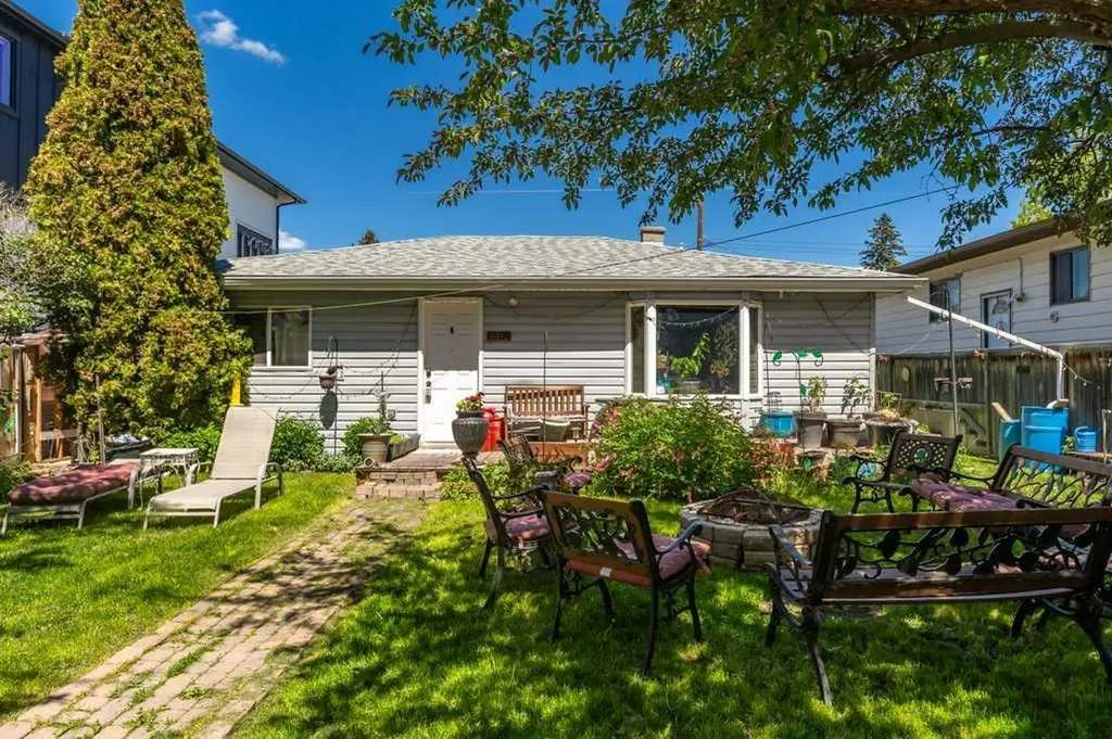 8812 46 Avenue NW Calgary AB T3B 1Y8