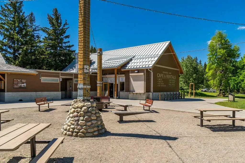 8812 46 Avenue NW Calgary AB T3B 1Y8