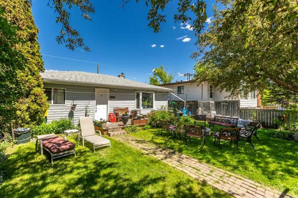 8812 46 Avenue NW Calgary AB T3B 1Y8