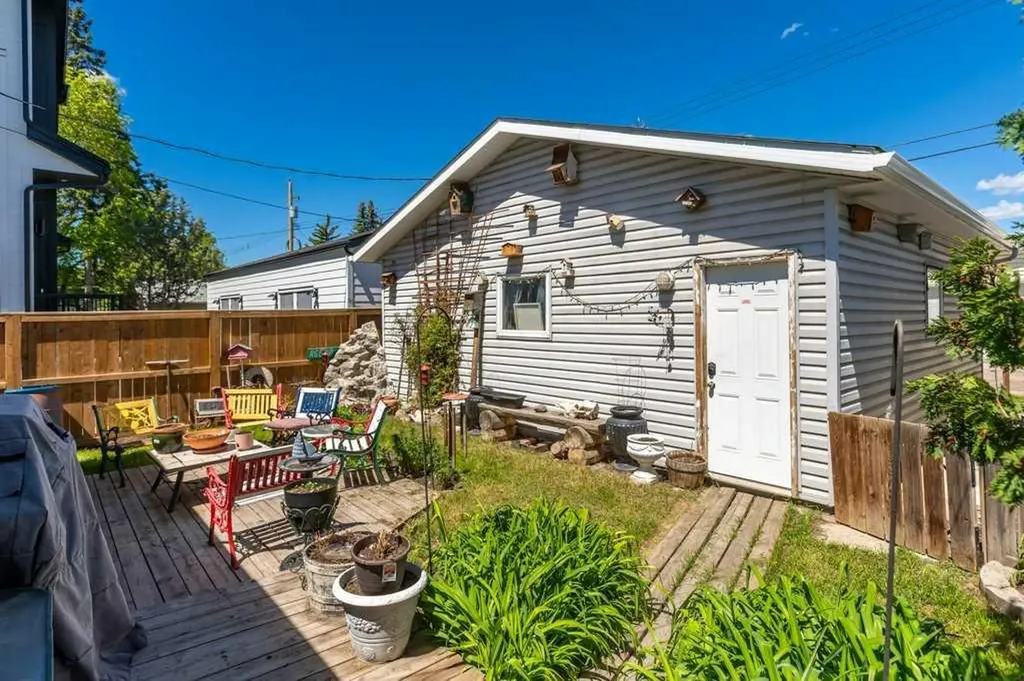 8812 46 Avenue NW Calgary AB T3B 1Y8