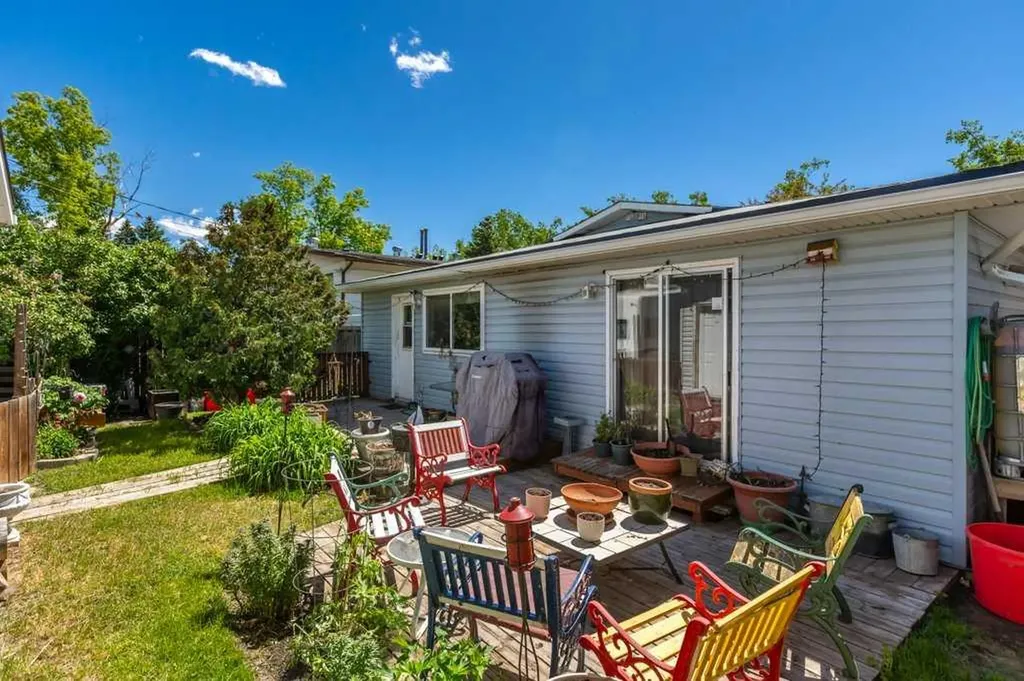 8812 46 Avenue NW Calgary AB T3B 1Y8