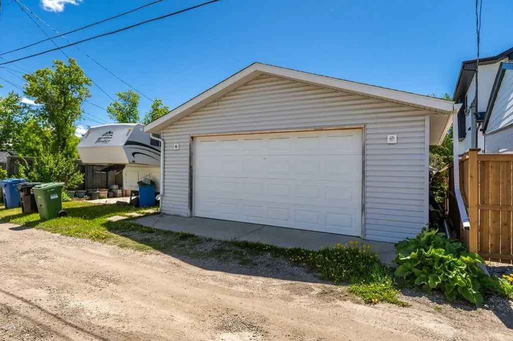8812 46 Avenue NW Calgary AB T3B 1Y8
