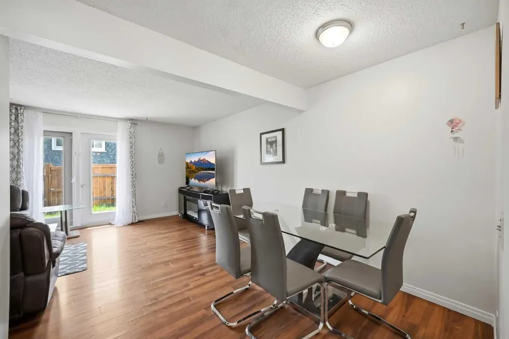 409 Georgian Villas NE Calgary AB T2A 7E3