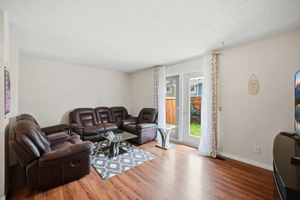409 Georgian Villas NE Calgary AB T2A 7E3