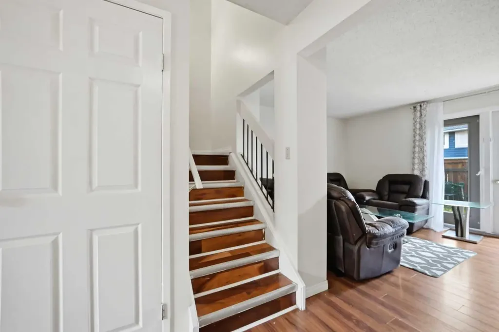 409 Georgian Villas NE Calgary AB T2A 7E3